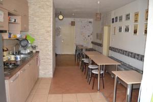 Kuchyň nebo kuchyňský kout v ubytování Hostel Valentin 2