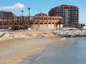 uma vista para uma praia com edifícios ao fundo em Playa el Clot - Vinaròs em Vinarós
