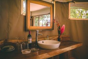 a bathroom with a sink and a mirror at Manoas in Uvita