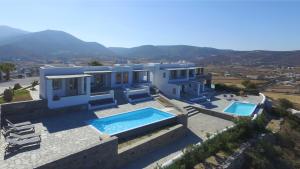 uma villa com piscina e montanhas ao fundo em Aqua em Parasporos