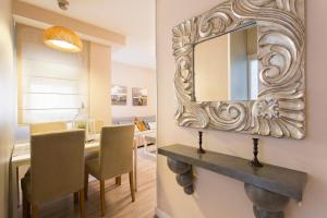 a dining room with a mirror and a table at tuGuest Darro Apartment in Granada