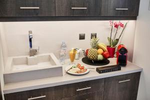 Cuisine ou kitchenette dans l'établissement The Athens Version Luxury Suites