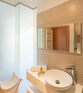 Ванная комната в Luxurious city retreat with pool