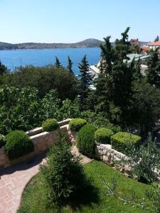 un jardín con vistas al agua en Luxurious city retreat with pool, en Šibenik