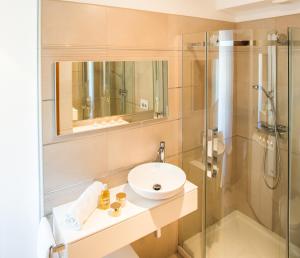 Ванная комната в Luxurious city retreat with pool