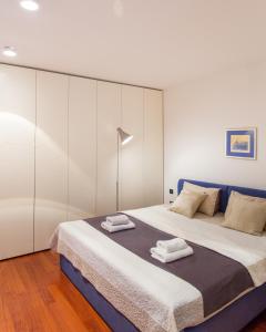 Кровать или кровати в номере Luxurious city retreat with pool