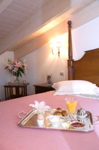 a tray with food and drinks on a bed at Arhontiko Pepos in Nafpaktos