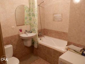 メリトポリにあるApartment on Alexeyevaのバスルーム(洗面台、トイレ、バスタブ付)