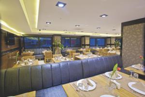 um restaurante com mesas e cadeiras num quarto em Hotel Istanbul Trend em Istambul