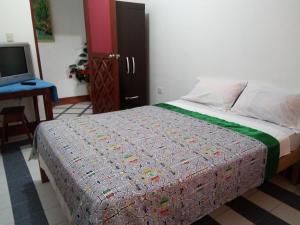 Una cama o camas en una habitación de Sarisa House