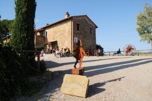 a statue of a woman standing on a suitcase at Le More E I Gelsomini in Villastrada