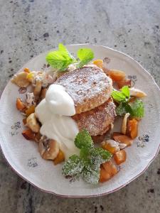 een bord eten met een broodje en groenten bij Fernglen B&B in Auckland