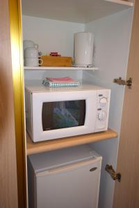 a microwave oven sitting on top of a kitchen counter at Alpine Resort Motel in Jindabyne