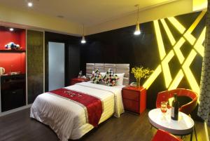 a bedroom with a bed and a table and chairs at Cai-Lai Motel in Yangmei +44 photos