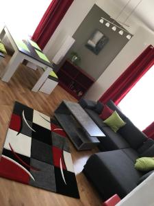 een woonkamer met een bank en een tafel bij Ferienwohnung Sandow in Cottbus