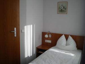 Postel nebo postele na pokoji v ubytování Gästehaus zur Kurve