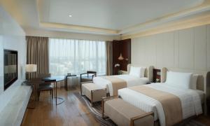 Uma cama ou camas num quarto em Melia Yangon