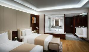 Uma cama ou camas num quarto em Melia Yangon
