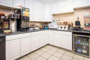 Kitchen o kitchenette sa Microtel Inn & Suites by Wyndham Tulsa - Catoosa Route 66