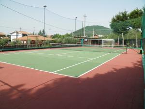 Parco Delle Tre Fontaneの敷地内または近くにあるテニス施設またはスカッシュ施設