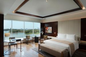 Uma cama ou camas num quarto em Melia Yangon