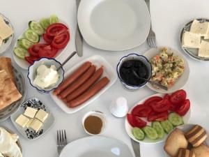 una mesa cubierta con platos y tazones de comida en Argopalace, en Kutaisi