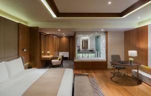 Uma cama ou camas num quarto em Melia Yangon