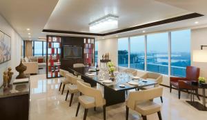 Uma área de estar em Melia Yangon