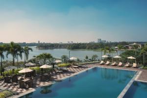 A piscina em ou perto de Melia Yangon