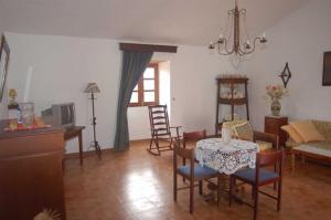 - un salon avec une table et un canapé dans l'établissement GBH Casas Fimbapaire, à La Oliva