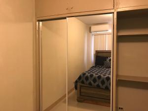 sypialnia z łóżkiem i szklaną szafą w obiekcie 1 BEDROOM / 1 BATH . PRIVATE APT. FREE WIFI, INTERENT & PARKING w mieście Sinajana