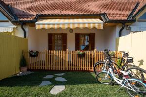 een paar fietsen geparkeerd voor een huis bij Apartma Marjetica 2 in Moravske-Toplice