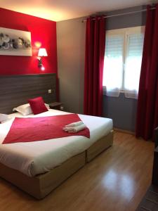 Tempat tidur dalam kamar di The Originals City, Hôtel La Closerie, Nantes Nord (Inter-Hotel)