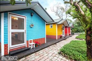 員山鄉的住宿－枕山春海民宿，砖车道上一排色彩缤纷的房屋