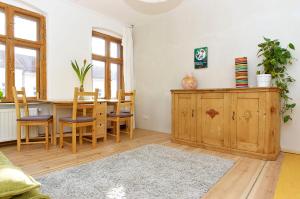 un soggiorno con tavolo e sedie e una cucina di Berlin Apartments Mitte a Berlino