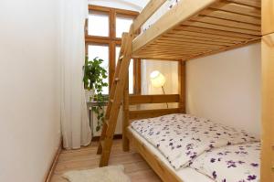 una camera con un letto a castello e una scala di Berlin Apartments Mitte a Berlino