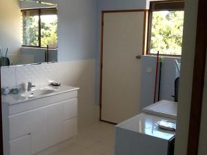 Ένα μπάνιο στο Salty Air Apartments Kingscote Kangaroo Island
