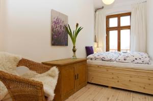 una camera da letto con un letto e una finestra di Berlin Apartments Mitte a Berlino