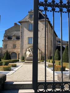 un bâtiment avec une porte devant lui dans l'établissement ★ Studio ★ Brive Centre ★, à Brive-la-Gaillarde