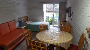 Cette chambre comprend une table, un lit et une fenêtre. dans l'établissement Paseo Vallarta, à Bucerías