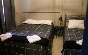 two beds in a room with a blue wall at Bayview Hotel - Batemans Bay in Batemans Bay