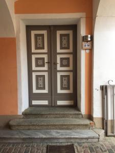 una puerta delantera de un edificio con escaleras delante en Gasthof zum Nibelungenbauer, en Pöchlarn