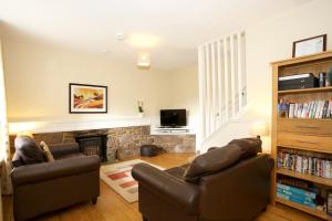 sala de estar con 2 sofás y chimenea en Avonlea Self-Catering, en Crieff