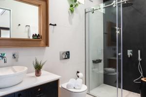 Kúpeľňa v ubytovaní Blue Island Luxury Apartment + 25 fotografií