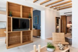 Televízia a/alebo spoločenská miestnosť v ubytovaní Blue Island Luxury Apartment