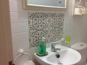 イスラにあるLas Casucas de Gemaのバスルーム(洗面台、トイレ付)