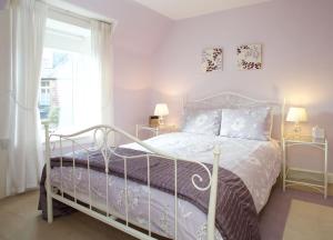 een slaapkamer met een bed en een raam bij Avonlea Self-Catering in Crieff