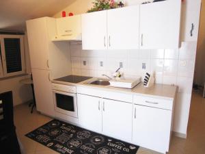 Kuchyň nebo kuchyňský kout v ubytování Apartments Jadran