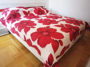 Postel nebo postele na pokoji v ubytování Apartments Jadran