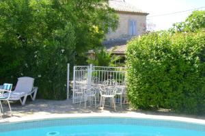 The swimming pool at or close to Logis Auberge De Tavel